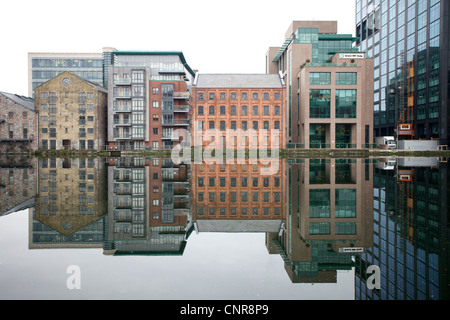 Reflexionen von Gebäuden im Wasser im Grand Canal Dock, Stadt Dublin, Irland Stockfoto