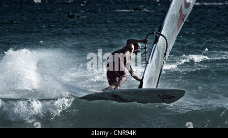 Windsurfen in Tarifa, Cadiz, Andalusien, Spanien. Stockfoto