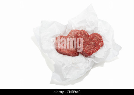 Zwei Burger mit Rindfleisch auf einem Papierverpackung in Herzform Stockfoto