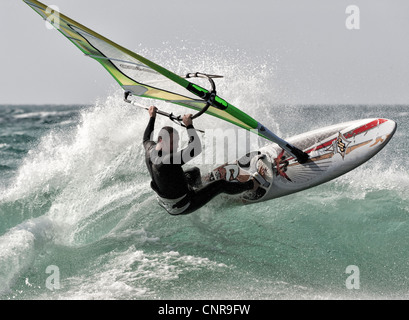 Windsurfen in Tarifa, Cadiz, Andalusien, Spanien. Stockfoto