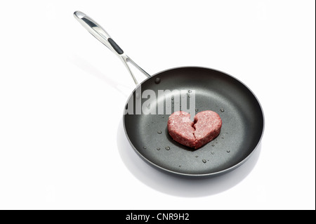 Zwei Burger mit Rindfleisch in einer Pfanne in Herzform Stockfoto