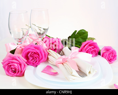 Romantischer Valentinstag Dinner für zwei liebende Stockfoto