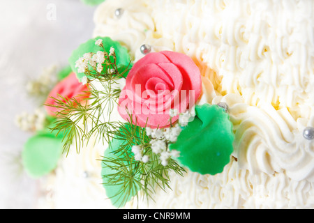 Detail der traditionellen Hochzeitstorte mit cremefarbenen Rosen Stockfoto