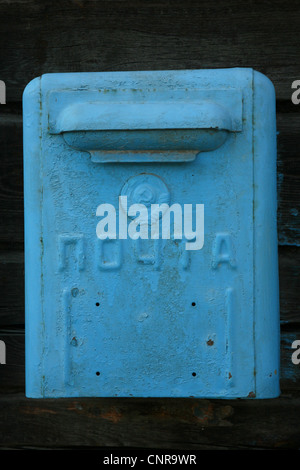 Sowjet-Ära Briefkasten in Tungur Dorf im Altai-Gebirge, Russland. Stockfoto