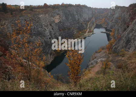 Velka Amerika oder großen Amerika. Verlassene Kalksteinbruch in der Nähe von Morina Dorf in Mittelböhmen, Tschechien. Stockfoto