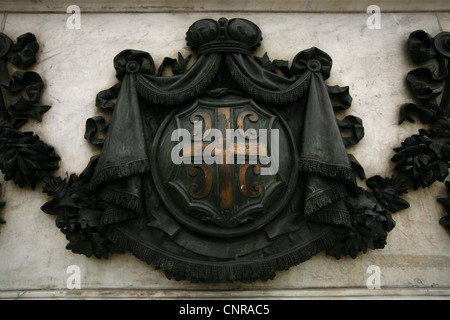 Serbische Kreuz auf dem Sockel der Statue des Prinzen Mihailo Obrenovic III am Platz der Republik in Belgrad, Serbien. Stockfoto