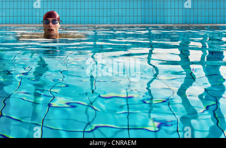 Mann, Schwimmen im Hallenbad Stockfoto