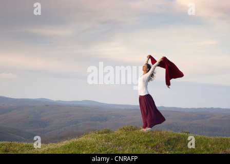 Schöne junge Frau stand am Anfang von Berg Gefühl gestärkt mit dem Ausdruck ihrer Freude und Freiheit Stockfoto