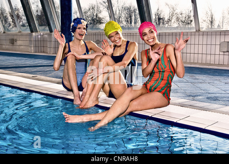 Frauen spielen im Hallenbad Stockfoto