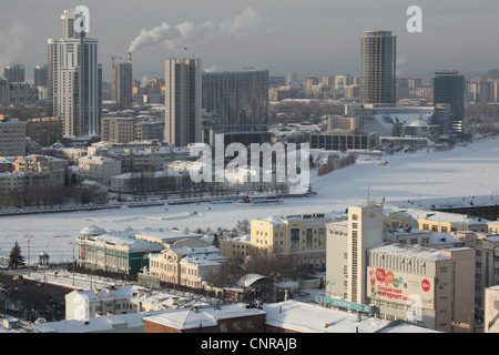 Panoramasicht auf die Böschung des Teiches in Jekaterinburg, Russland, Stadt von dem Aussichtspunkt an der Antei Wolkenkratzer. Stockfoto