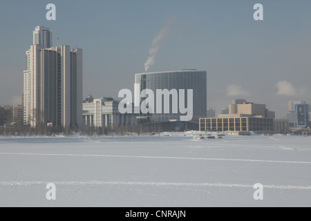 Panoramablick auf dem Damm des Teiches Stadt in Jekaterinburg, Russland. Stockfoto