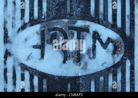 Logo der Uralmasch Fabrik hergestellt aus Stahl in eine Fahrbahn in Jekaterinburg, Russland. Stockfoto