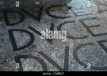 Titel "Duce" wiederholt in das Pflaster Mosaik im Foro Italico, ehemals Foro Mussolini in Rom, Italien. Stockfoto