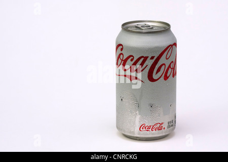 Weißer Eisbär Coca - Cola mit Kondensation auf weißem Hintergrund können Stockfoto