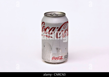 Kondensation auf der Außenseite eine weiße 12oz Dose Coca-Cola mit drei Eisbären auf weißem Hintergrund. Stockfoto