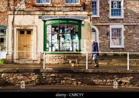 Mann zu Fuß Hund in Chew Magna Stockfoto