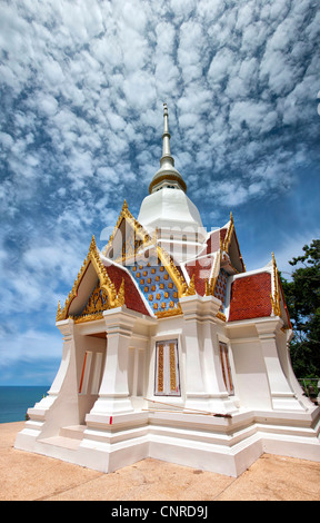 Ein buddhistischer Tempel am Berg Khao Takiab befindet sich in der Stadt Hua Hin in Thailand. Stockfoto