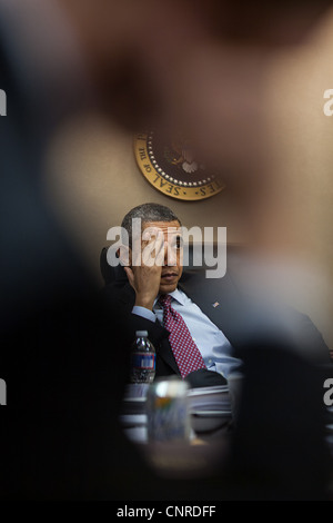 Präsident Barack Obama ist während eines Treffens in den Situation Room des weißen Hauses 23. März 2012 in Washington, DC im Vorfeld seiner Reise in die Republik Korea informiert. Stockfoto