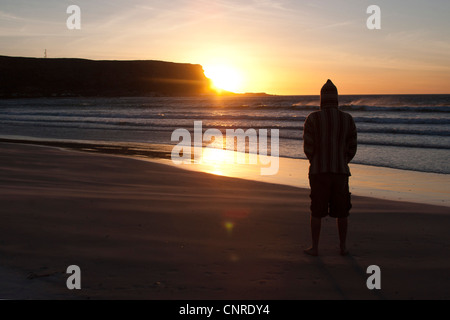 Ein Mann, den Sonnenuntergang am Elands Bay Beach in Elands Bay, Western Cape, Südafrika Stockfoto