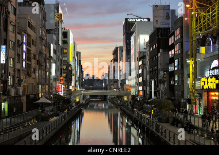 Sonnenuntergang am Fluss Dotombori, Osaka, Japan Stockfoto