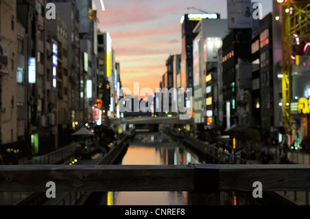 Sonnenuntergang an einem Dotombori Flussbrücke, Osaka, Japan Stockfoto