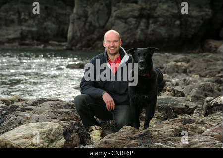 TV-Sender, Explorer und Marine-Biologe Monty Halls mit seinem Hund Reuben abgebildet. Stockfoto