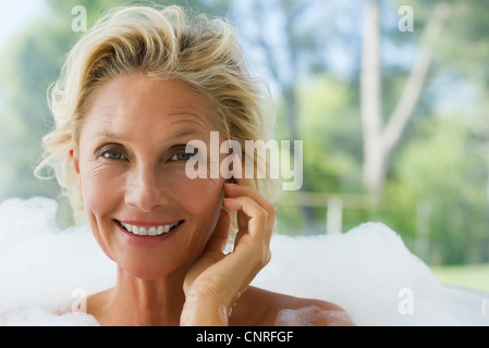Reife Frau Entspannung im Sprudelbad, Porträt Stockfoto