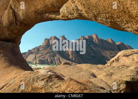 Blick durch ein Felsbogen auf Spitzkoppe und kleinen Spitzkoppe, Namibia, Damaraland Stockfoto