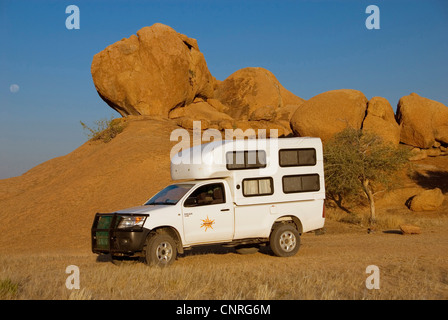 Offroad-Wohnmobil im Abendlicht vor Felsen Findlinge, Namibia, Spitzkoppe Stockfoto