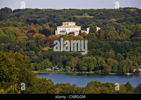 Villa Huegel mit See Baldeney in Essen, Deutschland, Nordrhein-Westfalen, Ruhrgebiet, Essen Stockfoto