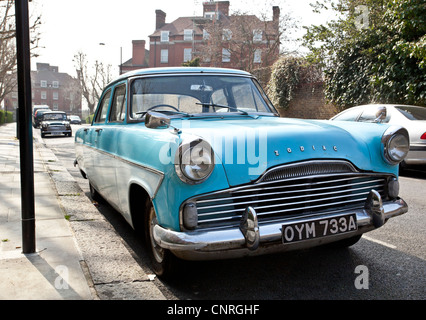 Vorderansicht eines Ford Zephyr Zodiac Autos geparkt auf der Straße, London, England, UK Stockfoto
