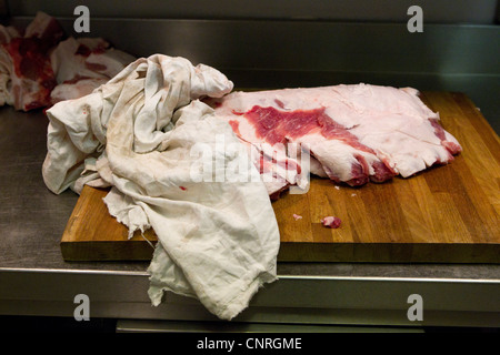 Schweinefleisch auf Schneidebrett Stockfoto