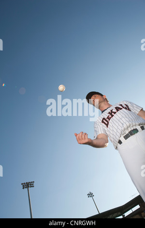 Baseball-Spieler fangen ball Stockfoto