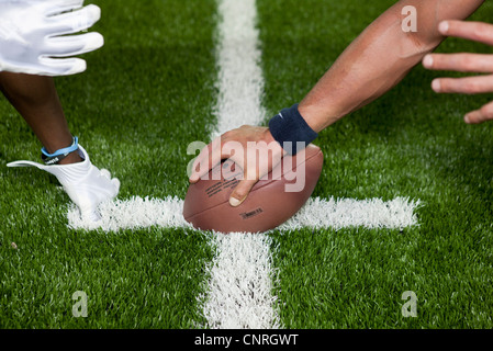 Fußball-Spieler an der Angriffslinie, beschnitten Stockfoto