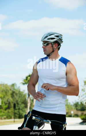 Radfahrer nehmen Auszeit Stockfoto