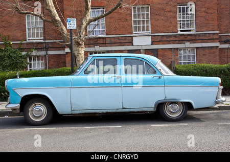 Seitenansicht des Ford Zephyr Zodiac Auto, geparkt auf der Straße, London, England, UK Stockfoto
