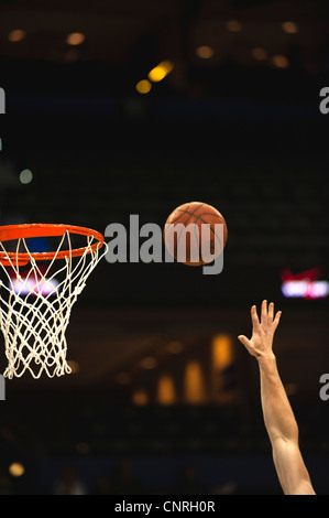 Basketball Spieler werfen Ball in Richtung Basketballkorb, beschnitten Stockfoto