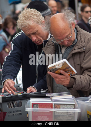 Surfen auf DVDs Stockfoto