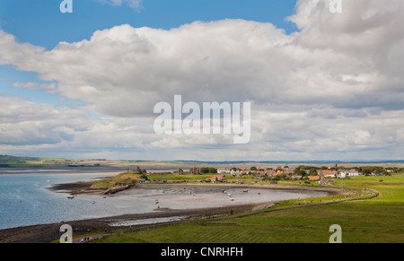 Lindisfarne Island, Blick auf das Priorat und das Dorf vom Schloss. Stockfoto
