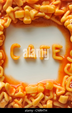 CAFÉ mit Alphabet Spaghetti Dinkel Stockfoto