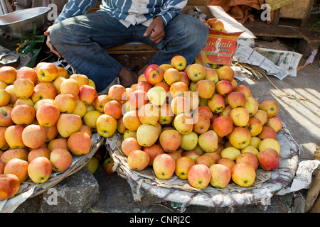 Äpfel in Straßenmarkt zu verkaufen Stockfoto