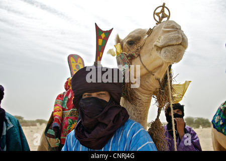 Ein Tuareg-Mann und sein Kamel in Timbuktu, Mali. Stockfoto