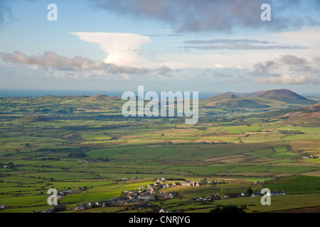 Blick vom Yr eIFL.NET über die Llyn Halbinsel zum Dorf der Llithfaen North Wales Uk Stockfoto