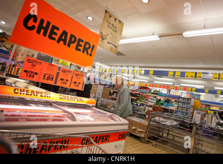 Lidl-Supermarkt Kühlschrank mit "Billiger", London, England, UK Stockfoto