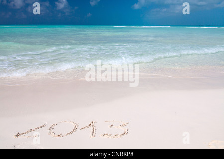 Jahr 2013 handschriftlich auf dem weißen Sand direkt am Meer Stockfoto