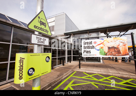 Ein Elektroauto aufladen Station an der Autobahnraststätte Charnock Richard M6, Lancashire, UK. Stockfoto