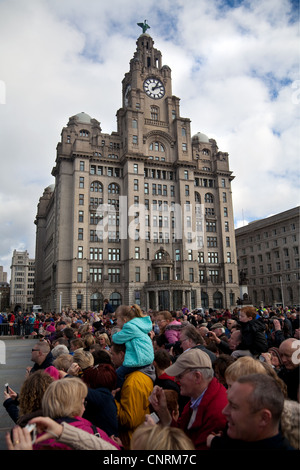 Voll Wasser in das Meer Odyssey riesige Marionette spektakulär zu Titanic Tragödie 14 Gedenken/15. April 1912   Samstag, 21. April 2012 in Liverpool Kings Dock, Marina, Merseyside, Großbritannien Stockfoto