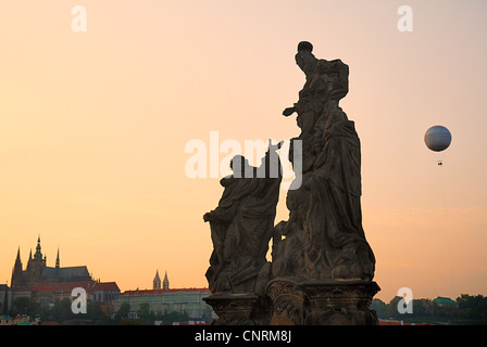 Prag Charles Brücke Statue der Madonna zu St. Bernard mit St. Vitus in Ferne. Stockfoto