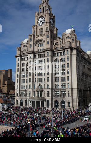 Voll Wasser in das Meer Odyssey riesige Marionette spektakulär zu Titanic Tragödie 14 Gedenken/15. April 1912   Samstag, 21. April 2012 in Liverpool Kings Dock, Marina, Merseyside, Großbritannien Stockfoto