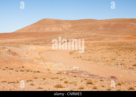 Ein Flussbett im Anti-Atlas-Gebirge in Marokko, Nordafrika ausgetrocknet. Stockfoto